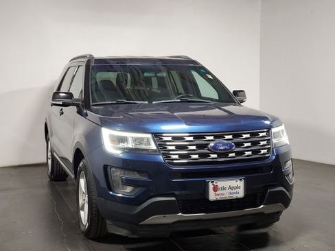 Used 2017 Ford Explorer XLT image 2