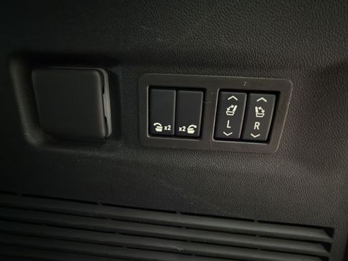Used 2024 GMC Yukon XL Denali Ultimate AWD/4WD image 12