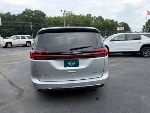 Used 2024 Chrysler Pacifica Touring-L FWD image 6