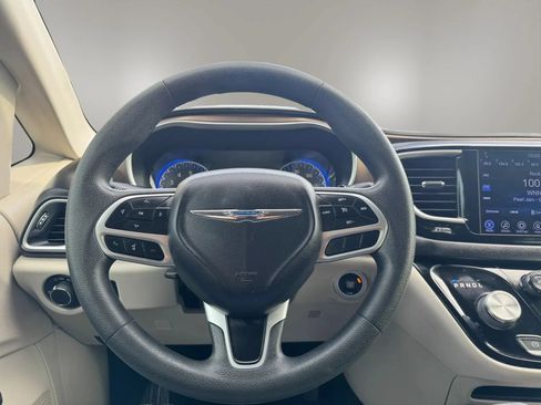 Used 2017 Chrysler Pacifica Touring FWD image 23
