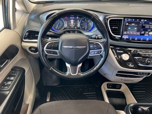 Used 2021 Chrysler Pacifica Touring w/ Uconnect Theater Family Group FWD image 15