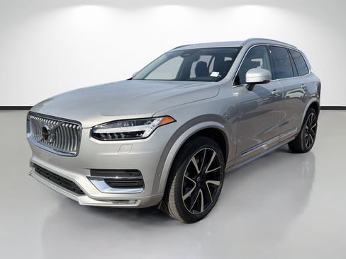 Used 2023 Volvo XC90 B6 Plus image 7