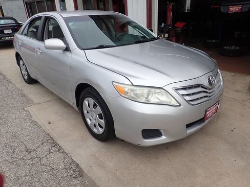 Used 2010 Toyota Camry LE image 20