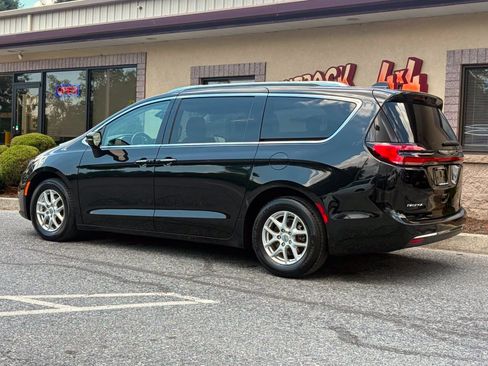 Used 2021 Chrysler Pacifica Touring-L FWD image 4