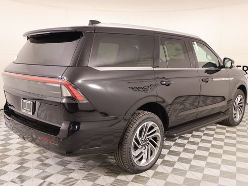 New 2026 Lincoln Navigator Premiere AWD/4WD image 21