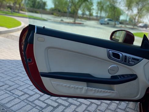 Used 2018 Mercedes-Benz SLC 300 image 34