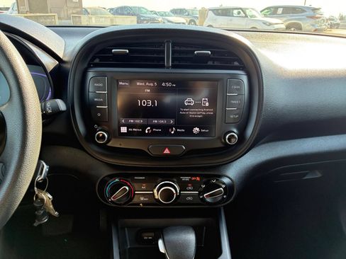 Used 2025 Kia Soul LX w/ LX Technology Package FWD image 17