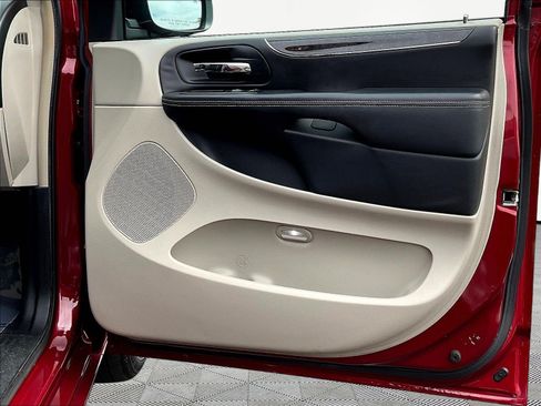 Used 2013 Chrysler Town & Country Touring-L w/ Premium Group FWD image 27