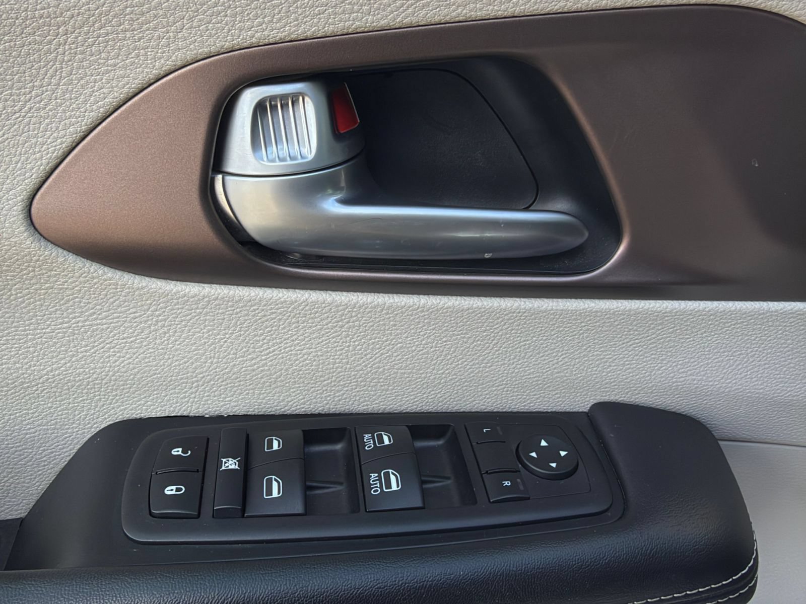 Used 2024 Chrysler Voyager LX FWD image 18