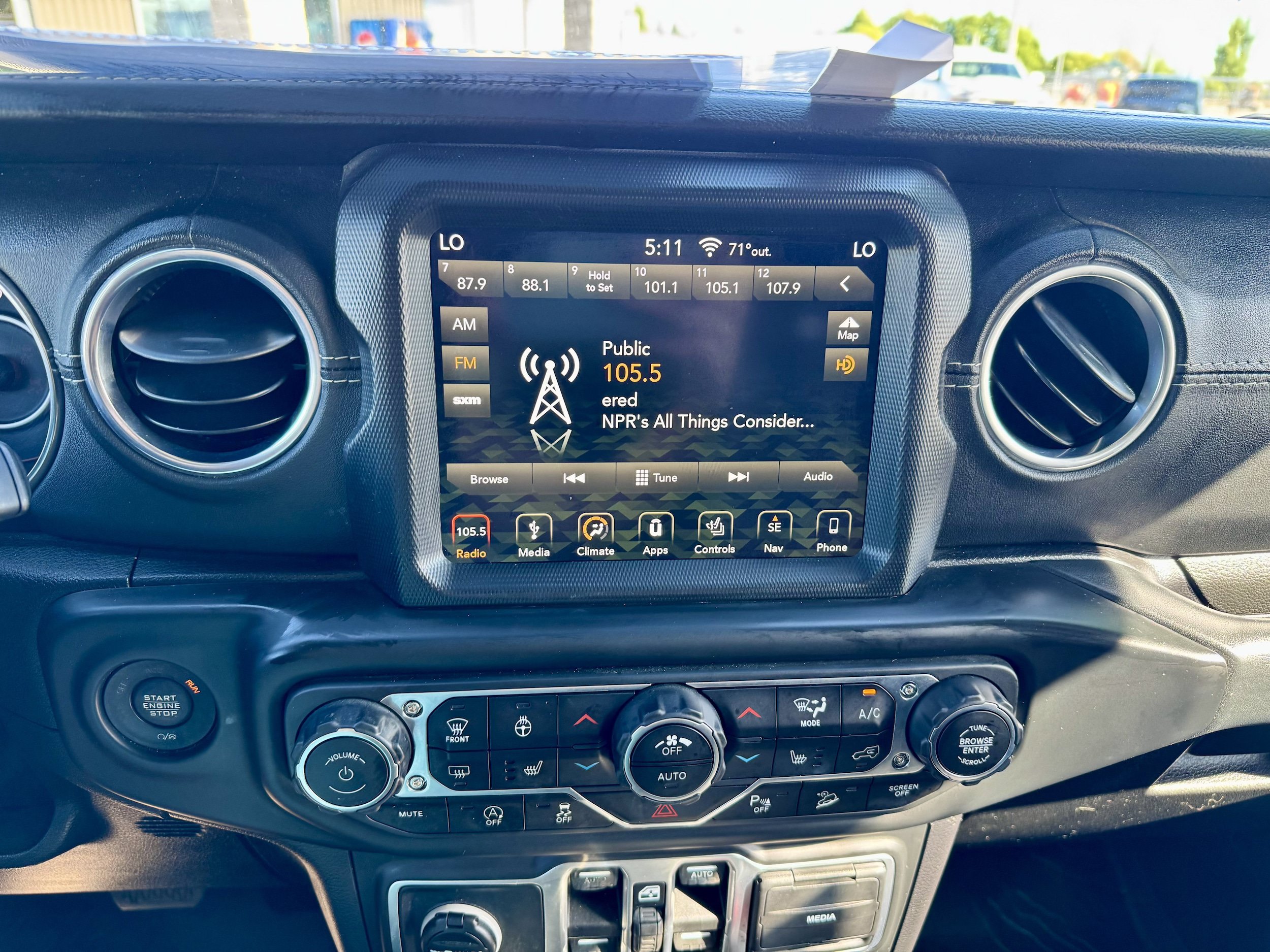Used 2018 Jeep Wrangler Unlimited Sahara w/ Uconnect 4C Nav & Sound Group AWD/4WD image 17