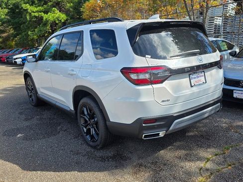 New 2025 Honda Pilot Touring image 4