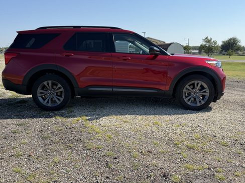 Used 2023 Ford Explorer XLT w/ Equipment Group 202A AWD/4WD image 2