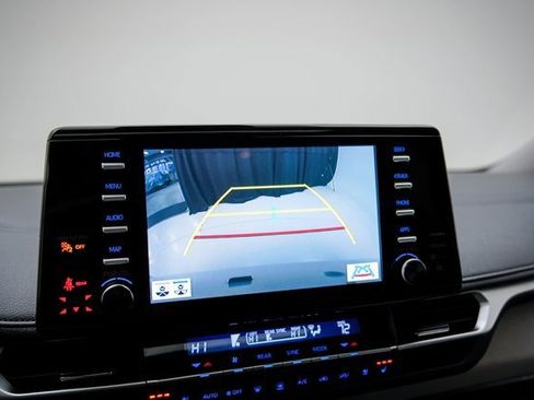 Used 2022 Toyota Sienna Limited image 22