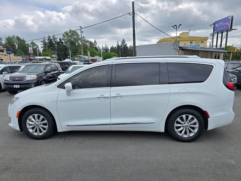 Used 2020 Chrysler Pacifica Touring-L FWD image 6