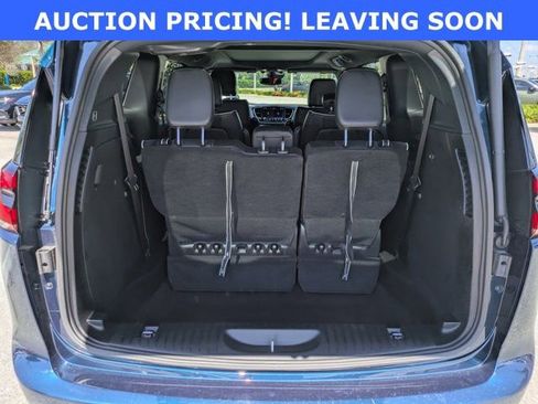 Used 2025 Chrysler Pacifica Limited FWD image 13