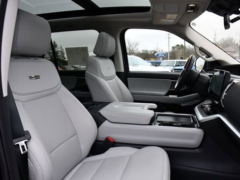 Used 2025 Ford Expedition Platinum AWD/4WD image 16