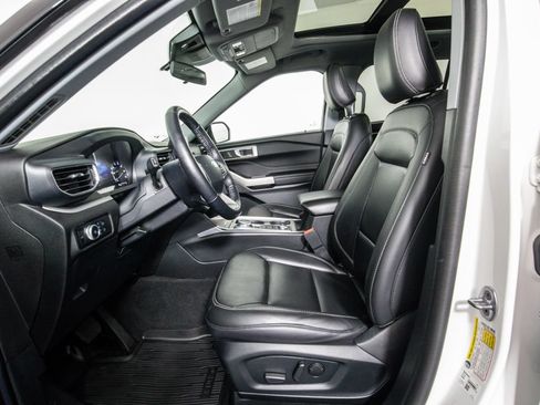 Used 2023 Ford Explorer XLT w/ Equipment Group 202A AWD/4WD image 9