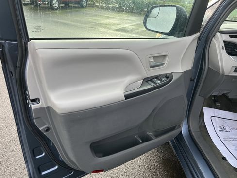 Used 2017 Toyota Sienna LE image 15