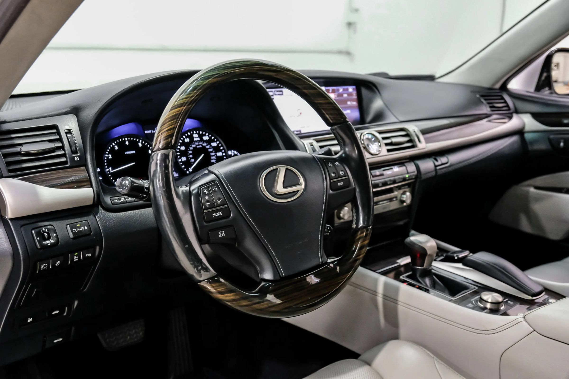 Used 2015 Lexus LS 460 L RWD image 23