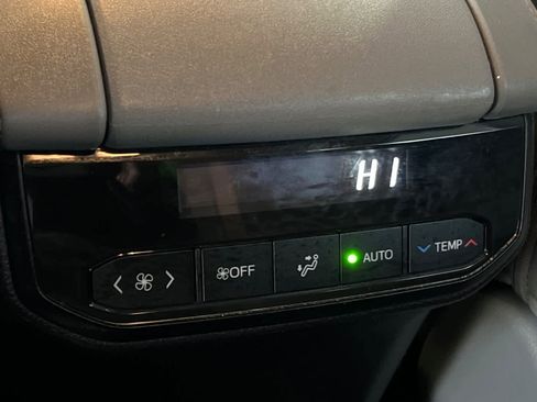 Used 2023 Toyota Highlander XLE image 14