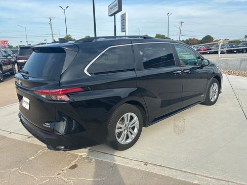 Used 2021 Toyota Sienna XSE w/ XSE Plus Package AWD/4WD image 9