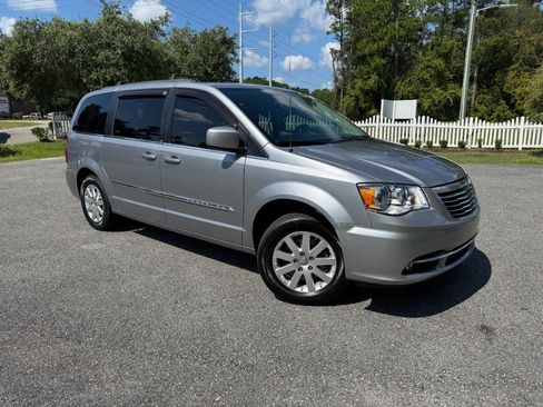 Used 2013 Chrysler Town & Country Touring image 8