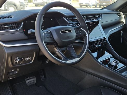 New 2025 Jeep Grand Cherokee Altitude image 19