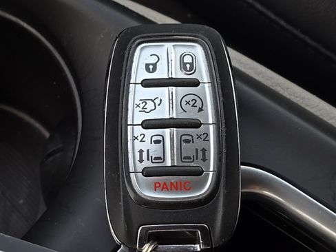 Used 2024 Chrysler Pacifica Touring-L FWD image 6