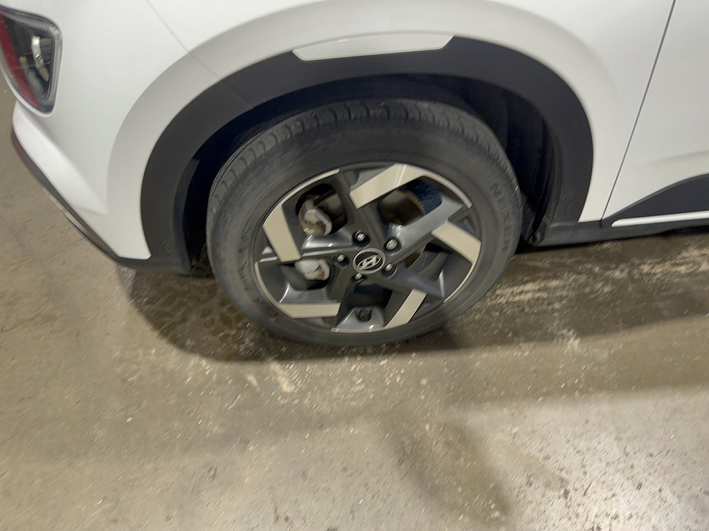 Used 2022 Hyundai Venue SEL FWD image 4
