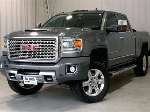 Used 2017 GMC Sierra 2500 Denali w/ Duramax Plus Package AWD/4WD image 2