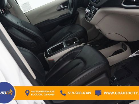 Used 2024 Chrysler Pacifica Touring-L image 8