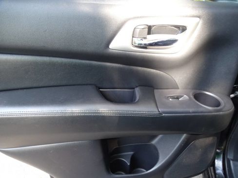 Used 2019 Nissan Pathfinder SV image 34