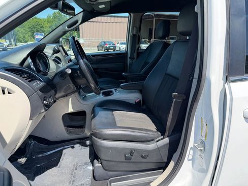 Used 2019 Dodge Grand Caravan SXT FWD image 10