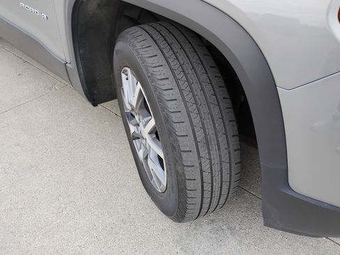 Used 2023 GMC Acadia SLT FWD image 28