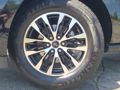 Used 2025 Ford Expedition Platinum AWD/4WD image 9