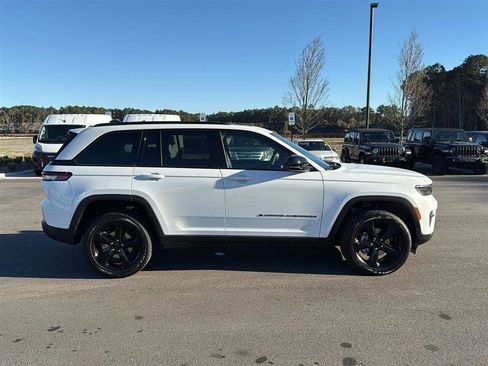 New 2025 Jeep Grand Cherokee Altitude image 7