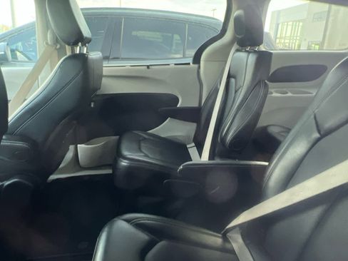 Used 2024 Chrysler Pacifica Touring-L image 6