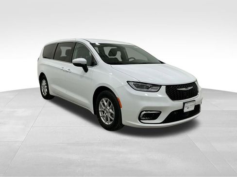 Used 2023 Chrysler Pacifica Touring-L FWD image 5