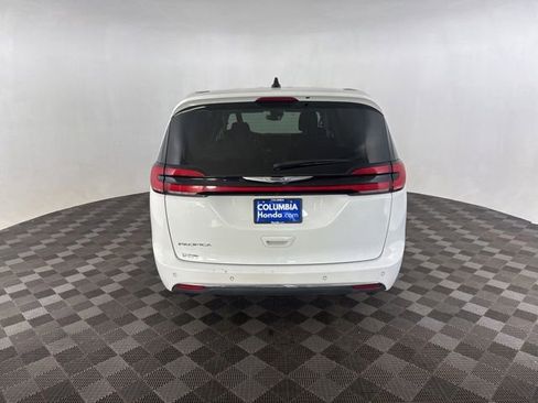 Used 2024 Chrysler Pacifica Touring-L FWD image 7