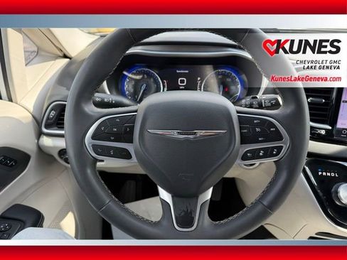 Used 2024 Chrysler Pacifica Touring-L FWD image 39