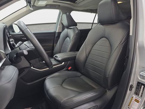 Certified 2024 Toyota Highlander XLE image 12