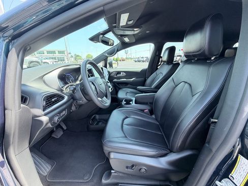 Used 2025 Chrysler Pacifica Select FWD image 22
