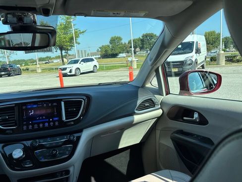 Used 2017 Chrysler Pacifica Limited w/ UConnect Theater Package FWD image 24