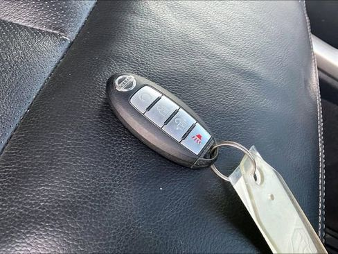 Used 2016 Nissan Titan SL image 11