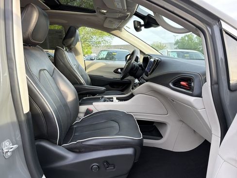Used 2023 Chrysler Pacifica Limited FWD image 19
