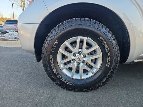 Used 2016 Nissan Frontier SV image 9