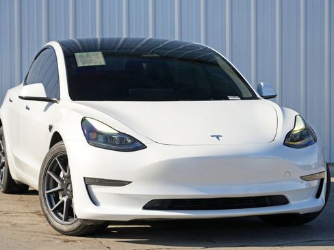 Used 2023 Tesla Model 3 Standard Range image 4