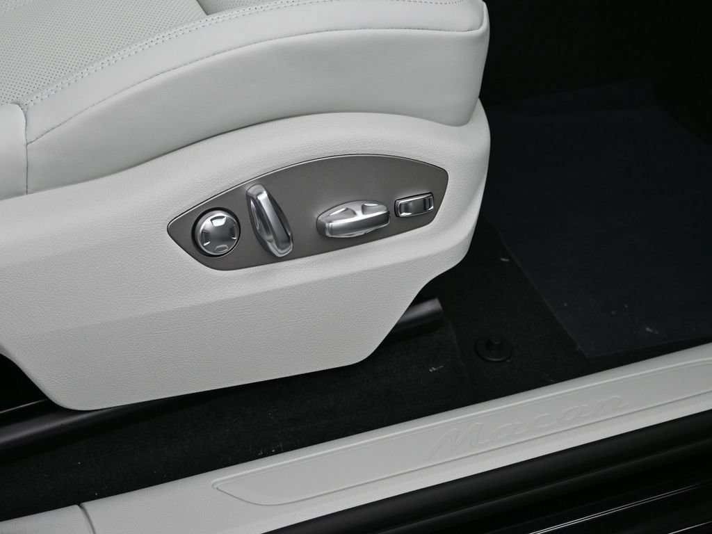 Certified 2026 Porsche Macan AWD/4WD image 13