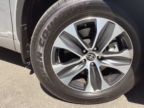 Certified 2025 Toyota Highlander XLE AWD/4WD image 10