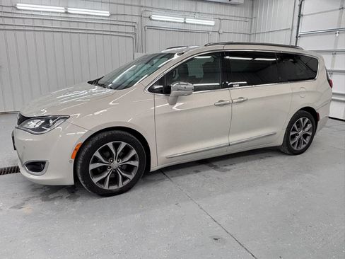 Used 2017 Chrysler Pacifica Limited w/ UConnect Theater Package FWD image 1